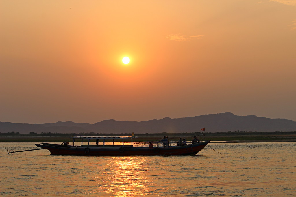 Sunset-Bootstour auf dem Ayeyarwady