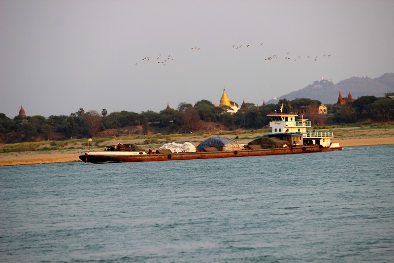 Frachter auf dem Ayeyarwady