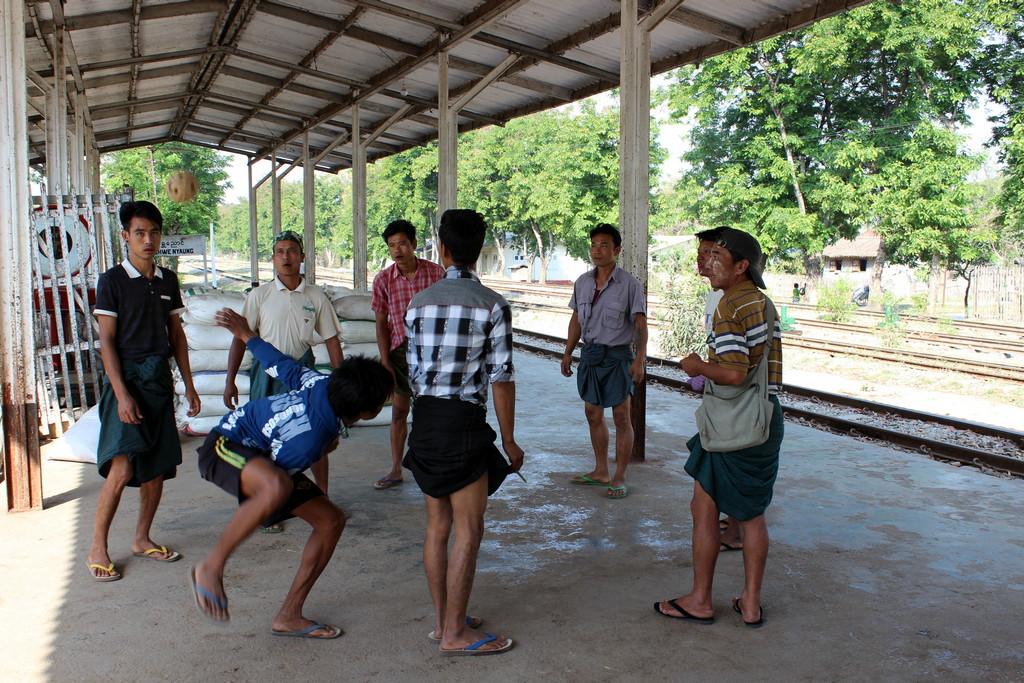 Ballspieler im Bahnhof Heho