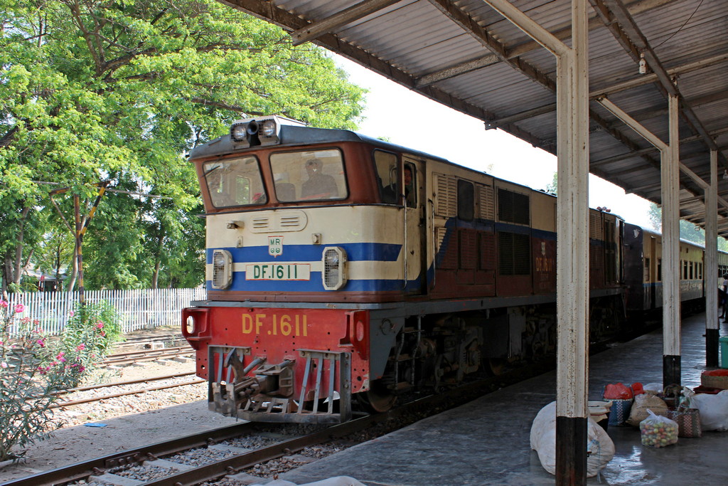 Zugeinfahrt im Bahnhof Heho