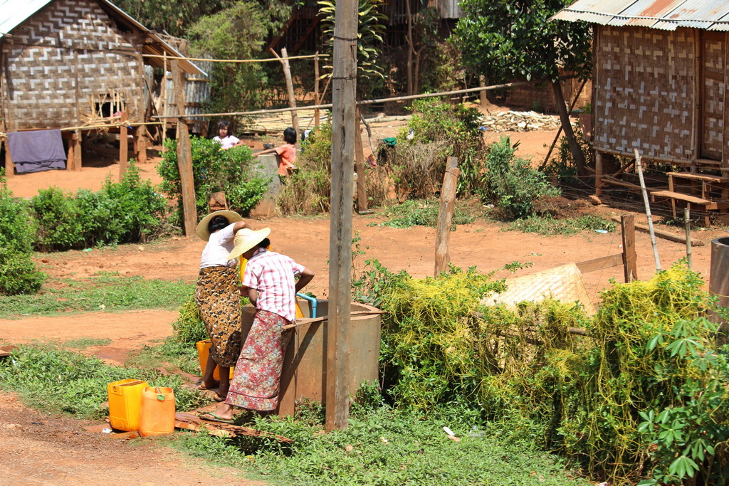 Dorfleben am Rand der Zugstrecke