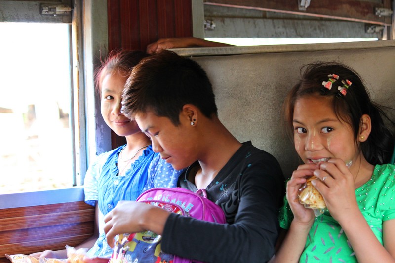 Burmesische Familie im Zug