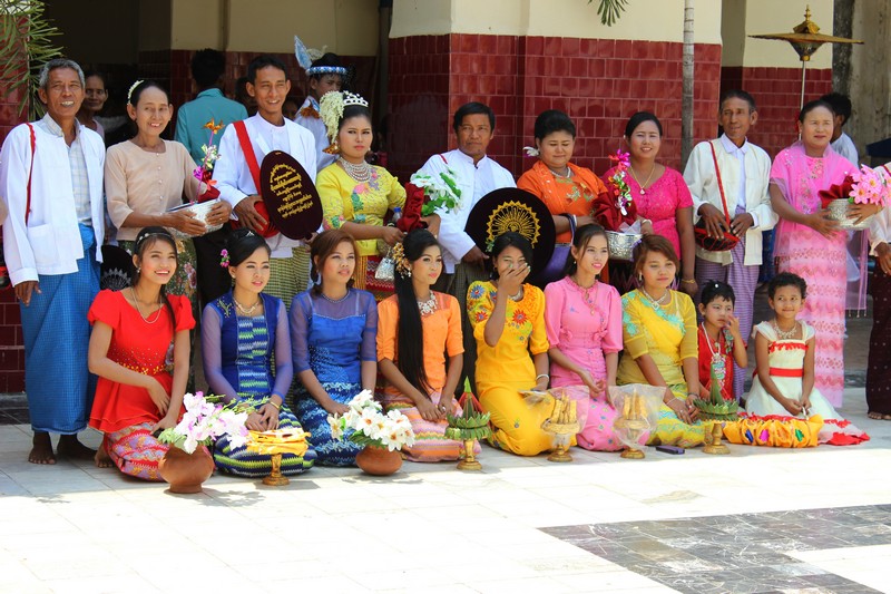 Hochzeitsgesellschaft im Mahamuni-Tempel