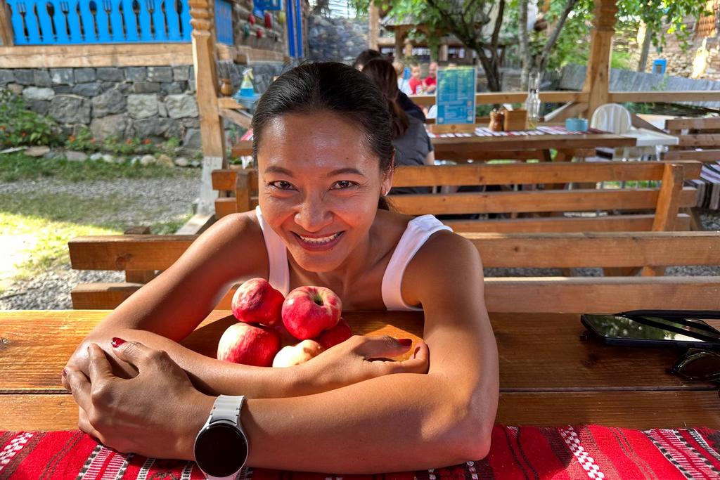 Bee mit ihrem Schatz an Äpfeln