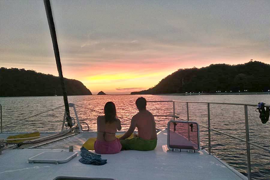 An Bord des Segel-Katamarans, Sundowner